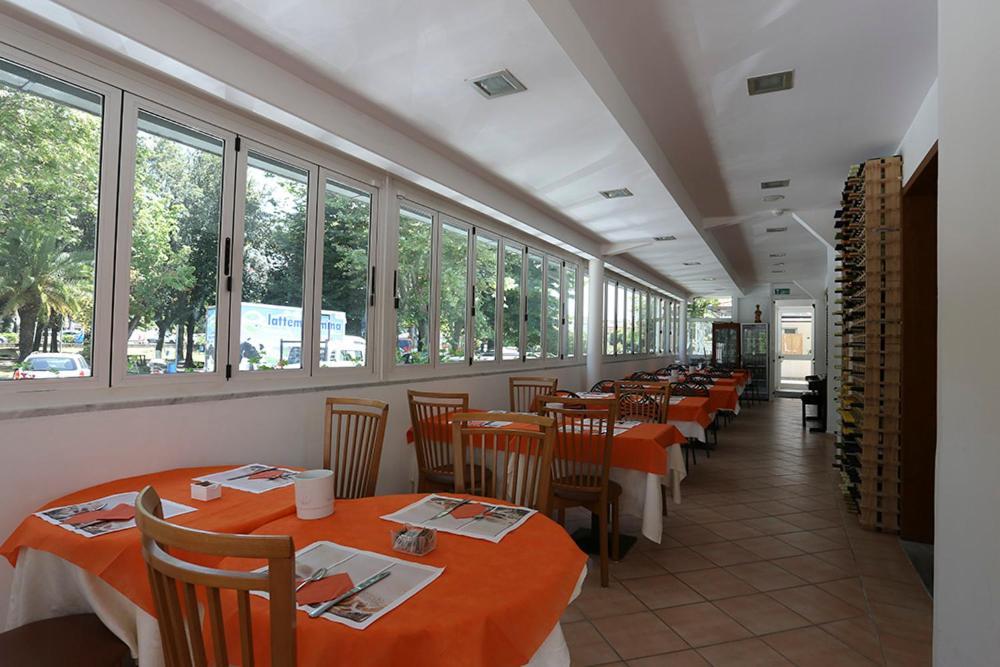 Hotel Daisy Marina di Massa Exterior foto